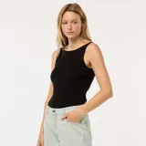 Musculosa negra de punto acanalado, sin mangas y con cuello redondo.
