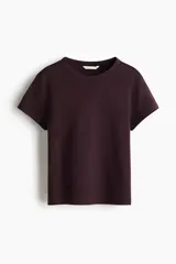 Remera de punto de algodón tupido color bordó, con cuello redondo ribeteado acanalado y mangas cortas.
