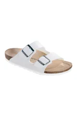 Sandalias Birkenstock Arizona blancas con dos correas ajustables con hebillas metálicas.