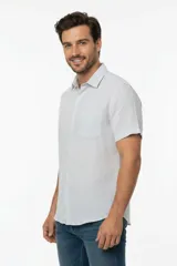 Camisa negra de manga corta, con cuello clásico, cierre frontal con botones y bolsillo ojal en el pecho.