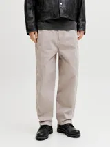 Pantalón chino de lino color gris, con diseño de corte recto y holgado.
