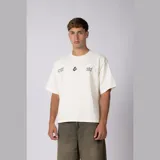 Remera boxy de calce corto y ancho, color verde oliva, con cuello redondo, mangas cortas y estampa frontal minimalista con texto y logo.