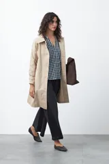 Jean de calce ultra wide confeccionado en denim de algodón color negro. Presenta una silueta amplia desde la cadera y un panel lateral en contraste que estiliza la pierna.