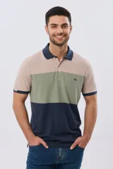 Remera polo de manga corta confeccionada en tejido piqué, con diseño de bloques horizontales en tonos beige, verde militar y azul marino. Cuenta con cuello y puños en azul marino, tapeta con botones y pequeño bordado al tono en el pecho.
