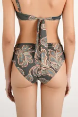 Calzón de bikini intermedio con faja fruncida en la cintura, estampado con diseño paisley en tonos gris, celeste y tostado.