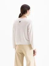 Sweater de punto negro ultrasuave, con cuello redondo, hombros caídos y mangas largas de corte holgado.