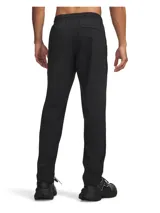 Pantalón deportivo Under Armour de corte ajustado en la pierna, confeccionado en tejido elástico ultratranspirable y duradero. Cuenta con cintura elástica con cordón ajustable, bolsillos laterales abiertos y un bolsillo trasero con cremallera.
