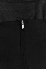 Top crop corsetero negro de popelín con escote recto, tirantes finos ajustables con lazada y bajo acabado con volante. Tiene forro interior a tono y cierre de cremallera en la espalda.