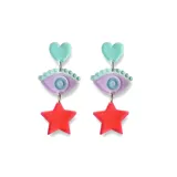 Par de aros colgantes con forma de corazón celeste, ojo lila y estrella roja.