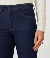 Pantalón de corte recto en denim azul oscuro, con tiro medio, trabillas para cinturón y bolsillos funcionales.