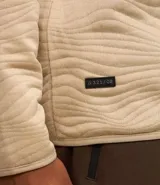 Suéter deportivo negro de manga larga con cuello redondo y textura ondulada en relieve.