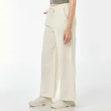 Pantalón de chándal ancho color beige con cordón ajustable en la cintura.