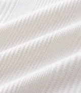 Remera color arena de corte regular, cuello redondo y manga corta. Tejido con textura vertical.