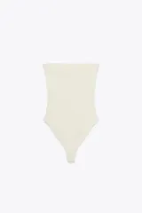 Body color blanco hueso, estilo strapless (bandeau) con escote recto y corte de bombacha cavado.