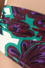 Calzón de bikini de tiro alto con estampado floral en tonos verde, morado y blanco.