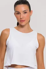 Musculosa deportiva color blanco, sin mangas, de cuello redondo y corte corto, confeccionada en microfibra de poliamida con tecnología de secado rápido y protección UV.
