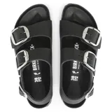 Sandalia Birkenstock modelo Milano con diseño de hebillas grandes metálicas. Cuenta con dos tiras ajustables en el empeine y una tira trasera para mayor sujeción. Presenta plantilla anatómica de corcho y látex con recubrimiento de cuero y suela de goma antideslizante.
