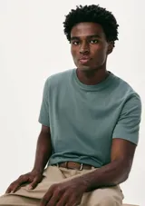 Camiseta básica de manga corta y cuello redondo, color rojo oscuro.