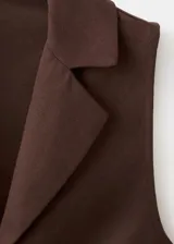 Camisa sin mangas de diseño recto en tejido mezcla de algodón, viscosa y lino, con cuello en V y cierre frontal con múltiples lazos para atar.