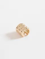 Earcuff grande de zinc, color plateado, con diseño de tres bandas onduladas.