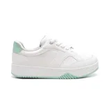 Championes blancos con detalles en verde agua en el talón y la suela.