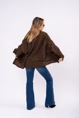 Sobrecamisa tipo shacket de pana con estampado animal print de leopardo, corte oversize y diseño relajado con cierre frontal de botones.