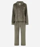 Pijama de dos piezas estilo americano confeccionado en plush. La parte superior es una camisa de manga larga con cuello solapa, cierre frontal abotonado y bolsillo en el pecho. El pantalón cuenta con cintura elástica con cordón ajustable y ruedos plegados.