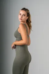 Calza deportiva gris jaspeado de tiro alto y tela gruesa.