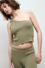 Top asimétrico color crema de tejido de punto calado.