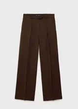Pantalon de vestir color marrón, de corte wide leg, con tiro medio, pinzas delanteras, trabillas para cinturón y bolsillos laterales.