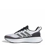 Championes de running Adidas Ultrarun 5, diseñados para terrenos irregulares. Presentan un exterior blanco con refuerzos en gris oscuro, detalles en naranja neón y suela con tecnología Adiwear para mayor agarre. Incluyen mediasuela Bounce 2.0 para amortiguación y elementos reflectantes.