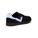 Championes urbanos Pony modelo Moma, color negro con detalles en blanco y suela de goma color marrón. Presentan el logo de la marca en el lateral y refuerzo en la puntera.
