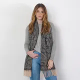 Pashmina rectangular gris con estampado de cachemir en color crema y flecos en los extremos.
