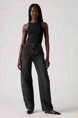 Pantalón de jean de corte baggy con diseño barrel, de tiro medio y color negro lavado. Presenta costuras laterales curvas que acentúan su silueta amplia y estructurada.