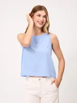 Musculosa de lino color celeste, de corte recto y escote redondo.