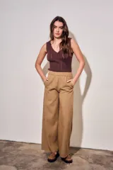 Pantalón de corte ancho con estampado a cuadros vichy en tonos marrón y tostado, cintura elástica y diseño fluido.