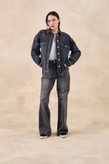 Pantalón de jean gris de corte recto, tiro medio y efecto lavado.