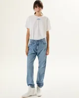 Pantalón de jean celeste, corte recto, tiro medio y fit relajado.