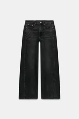 Jeans de tiro medio con diseño de cinco bolsillos y pierna ancha. Presenta un corte recto y holgado con bajo acabado sin costuras y cierre frontal con cremallera y botón metálico.
