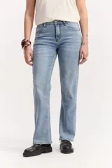 Jean straight de tiro alto y piernas rectas, con efecto lavado y acabado vintage.