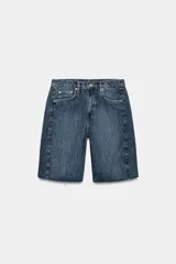 Bermuda de denim azul con tiro medio, diseño de cinco bolsillos, trabillas en la cintura y bajo desflecado.