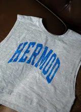 Musculosa sin mangas de algodón elastizado, color gris melange, con estampado frontal arqueado en azul desgastado que dice "HERMOD".