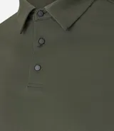 Camisa polo masculina de manga corta, confeccionada en tejido técnico de poliamida con elastano. Presenta cuello inglés con tapeta de tres botones, ofreciendo propiedades de secado rápido, elasticidad y confort térmico.