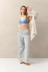 Top de bikini azul con textura tramada, diseño de triángulo con breteles finos regulables.