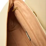 Cartera de mano y hombro color beige, con solapa frontal que se cierra con un herraje metálico dorado. Presenta dos asas superiores y una correa larga desmontable y regulable. Incluye un dije colgante con candado dorado.