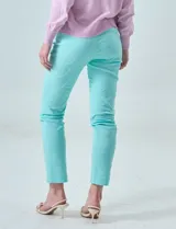 Pantalón blanco de gabardina elastizada, marca Zac & Rachel. Con pretina con pasadores, botón y cierre. Delantera con tres bolsillos. Trasera con bolsillos ojal.