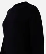 Buzo de tricot con cuello redondo y puños ajustados. Presenta un diseño de calce holgado y tejido de punto liso.