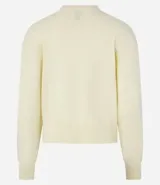 Suéter negro de punto leve, corte boxy, cuello redondo y mangas largas con puños y bajo acanalados.