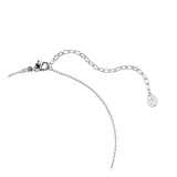 Colgante con diseño de libélula bañado en rodio, adornado con cristales Swarovski Zirconia transparentes en pavé, una perla de cristal en la cabeza y alas en tonos pastel rosa y morado. Incluye un pequeño dije adicional en forma de gota azul en la cadena.