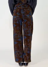 Pantalon de corte recto con estampado tipo tie-dye en tonos bordó y azul, confeccionado en tejido de textura aterciopelada con costuras a contratono.
